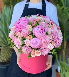 Букет в коробке "Большая тайна" из пионов, роз и лизиантусов и 