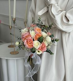 Свадебный букет невесты "Дейнерис" из спрей роз и лизиантуса.