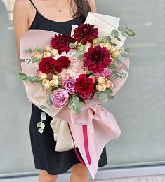 Букет "Paradise" из роз, георгин и гвоздик