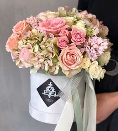 Композиция "Агнесса Меранская" из роз, гиацинтов и гортензий 