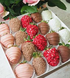 Клубничный бокс "Танго"  клубника в молочном и белом шоколаде