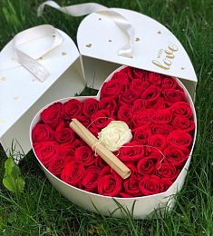 Голландские розы в коробке-сюрприз "Сердце"