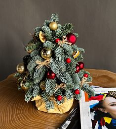 Новогодняя елка "Goldy" из нобилиса с шариками