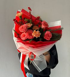 Композиция "Ethereal Twilight" из гвоздик, роз, илекса и нобилиса