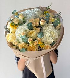 Букет "Флёр" из гортензий, фрезий и роз