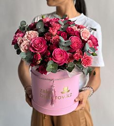 Композиция "Яркий Сюрприз" с блестящими розами в коробке