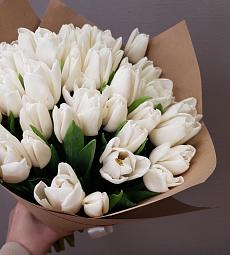 Букет из 33 белых тюльпан