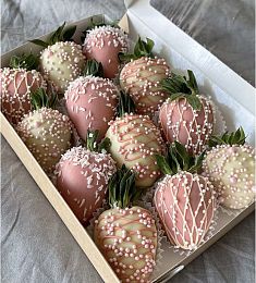 Клубничный бокс "Розовый жемчуг Премиум" клубника в рощовом и белом шоколаде