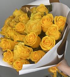 25 желтых роз в оформлении