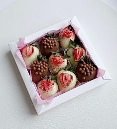 Клубничный бокс "Мая" клубника в итальянском шоколаде