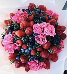 Букет из ягод и цветов "Ягодный рай"