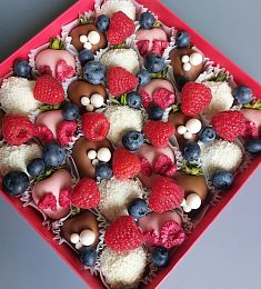 Клубничный бокс "Milena" из клубники в белом, розовом и молочном шоколаде