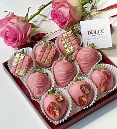 Клубничный бокс "Розовый чай" клубника в розовом шоколаде