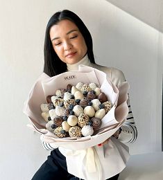 Клубничный букет "Оливия" из клубники в шоколаде с голубикой