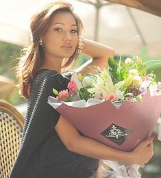 Букет "Амстердам" из лилий и лизиантуса