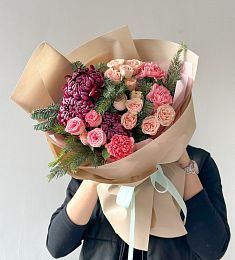 Композиция "Astral Cascade" из хризантем, гвоздик, роз  нобилиса