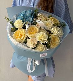 Букет "Клео" из гвоздики, гортензий и роз