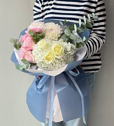 Букет "Баккарди" из роз, гортензий и георгин