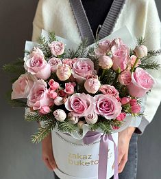 Композиция "Rose Mirage" из роз, пионов и нобилиса