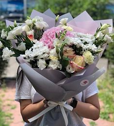 Композиция "Феликс" из хризантем, роз и лизиантусов