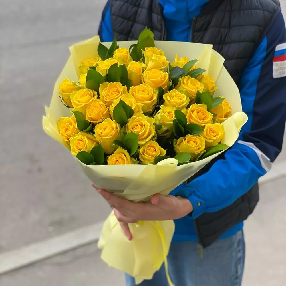 Букет желтых роз с рускусом
