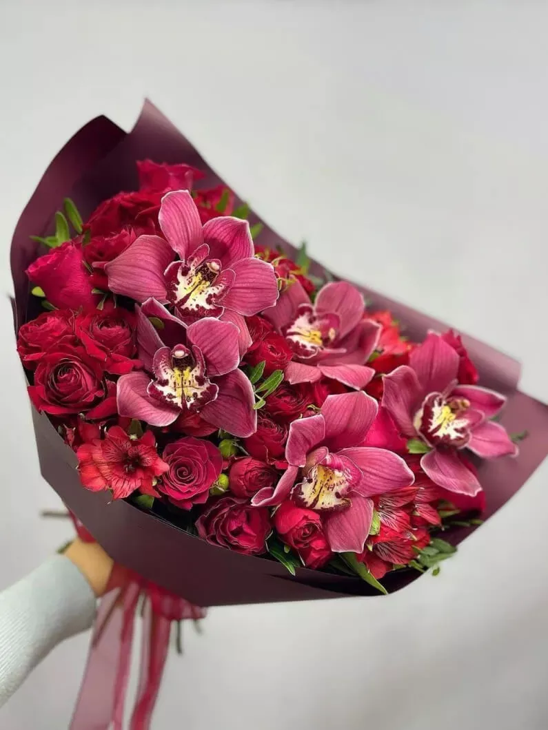 Композиция "Red Dragon" из орхидей, альстромерий и роз