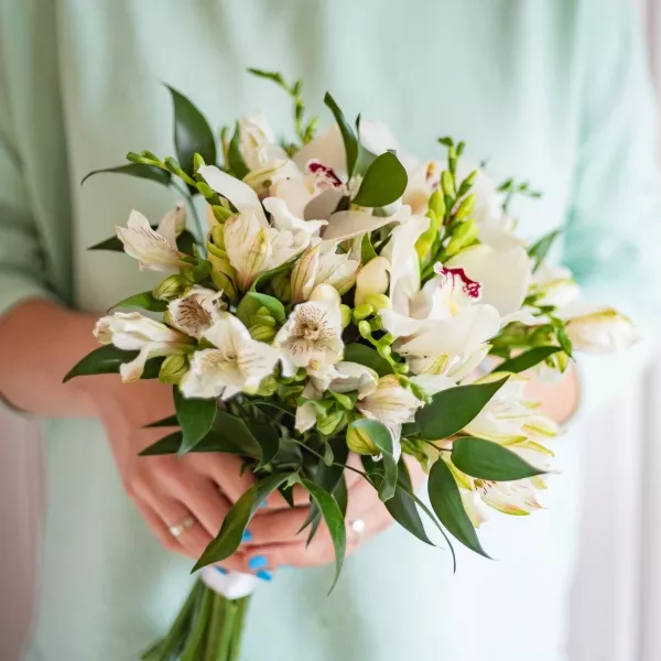 Букет невесты "Легкость весны" из альстромерий и орхидей