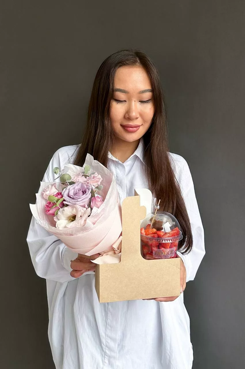 Сет "Lovely Sweet mini" букетик цветов и клубника с шоколадом